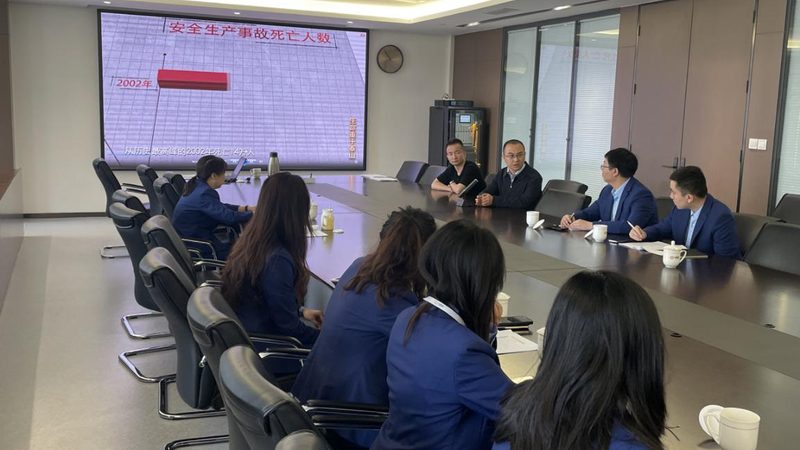 签订电工培训包就业合同时，首先要明确合同内容。合同应包括但不限于以下条款：